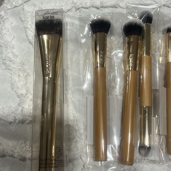 Brand new and sealed lot of 9 tarte and itcosmetic brushes and sponge - Picture 2 of 4